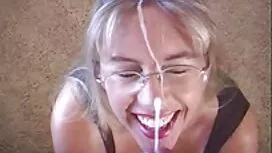 بلوند سکسی روی مبل چ ...