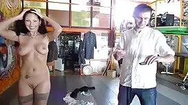 صبح با چشمانش باز شد ...