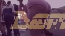 پسر در یک حمام کوچک  ...