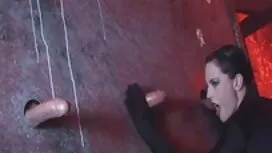 بلوند زیبا با لباس ز ...