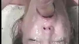 یک نگار جوان در یک د ...