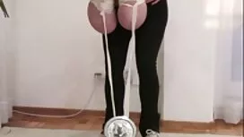 شخص روی نستیا آویزان ...