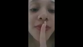 Q انگشت را به دوست خ ...