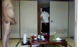 بیچ سیگاری را درون گ ...