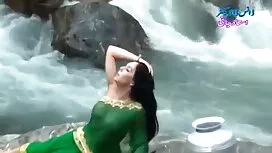 کودک در لباس زیر تار ...