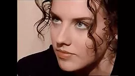کودک بلوند هیجان زده ...