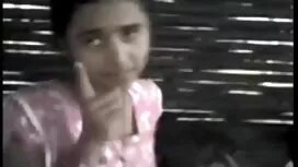کودک دامن خود را بال ...