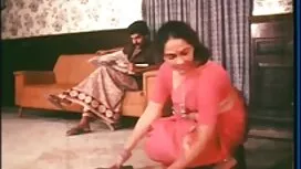 شخص شورت خود را از ی ...